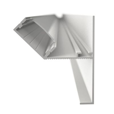 3D renderöinti harmaasta L-muotoisesta metalliprofiilista, jossa on selkeät urat ja harjanteet, asetettu valkoista taustaa vasten, ihanteellinen LED-valaistusasennuksiin.