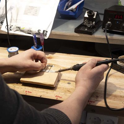 LED nauhan kasaus: kuusinapaisen johdon kolvaus LED nauhan kasaus: kuusinapaisen johdon kolvaus