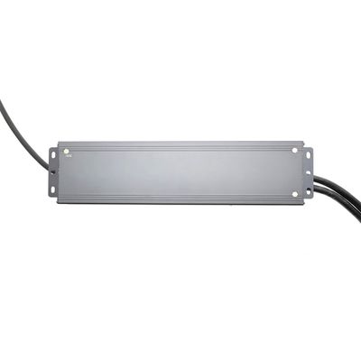 Suorakaiteen muotoinen harmaa LED-virtalähde, jossa kaapelit molemmissa päissä, eristetty valkoisella taustalla, LED-valaistusratkaisuihin.
