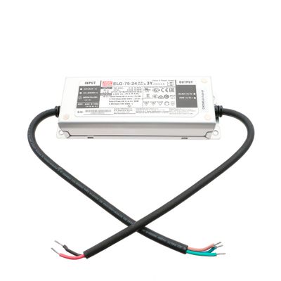 Lähikuva suorakaiteen muotoisesta LED-ohjaimesta, jossa on merkityt tulot ja lähdöt. Mukana on kiinnitetyt mustat kaapelit, jotka päättyvät paljaisiin johtoihin helppoa liittämistä varten.