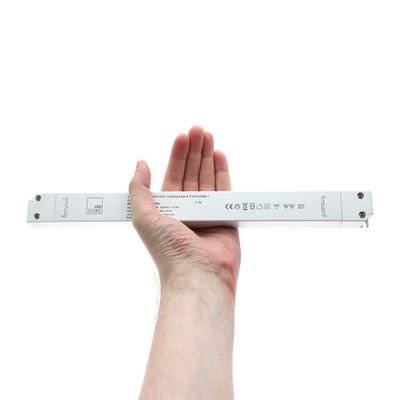 Käsi LED-valaistuskaupan kaukosäädin, joka näyttää symboleja ja tekstiä valkoisella pohjalla SEO-optimointia varten.