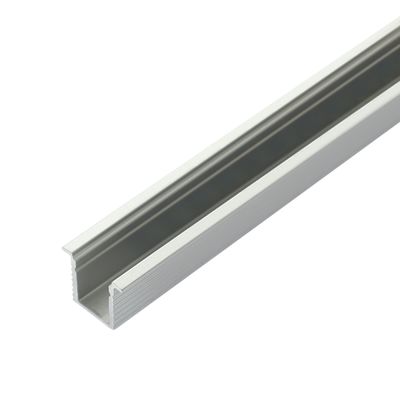 Lähikuva LED-valon diffuusorikaistaleesta, kirkasta akryyliä, jossa on viisto himmeä pää tasaista valaistusta varten.