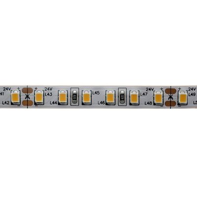 LED-nauhan lähikuva, jossa on keltaisia ja valkoisia LEDejä, kuparikontaktit ja poikkileikkausmerkinnät valaistuskäyttöön.