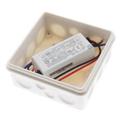 Valkoinen LED-valaistuksen liitäntärasia, jossa on elektroninen virtalähde, sisäinen johdotus LED-valaisimen kytkentää varten.