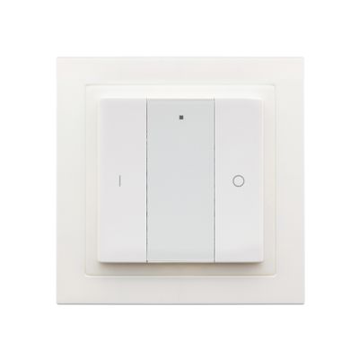 Valkoinen muovinen seinälevy LED-valokytkimen asennukseen, pistorasian keskileikkaus, neliön muotoilu