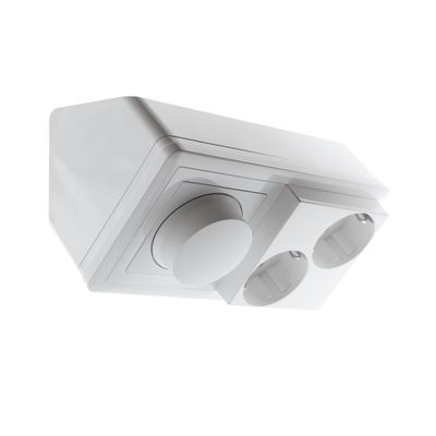 Seinäasennettava LED-himmennin, valkoinen, jossa on kaksi europistorasiaa valaistuksen ohjausta ja virtaliitäntää varten.