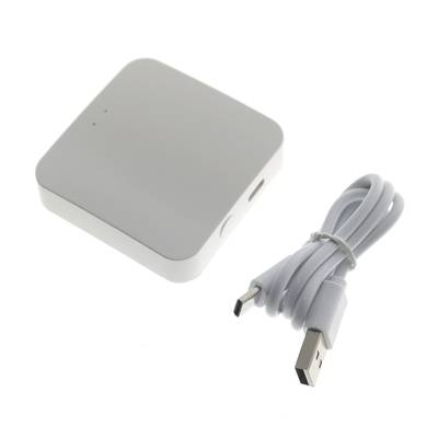 Kompakti LED-ohjain valkoisessa kotelossa, mukana USB-latauskaapeli; tukee micro-USB- ja USB-A-liitäntöjä