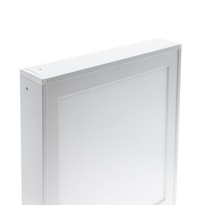 LED-paneelivalaisin minimalistisella muotoilulla, joka esittelee sen sulavan kehyksen ja modernia estetiikkaa valkoista taustaa vasten.