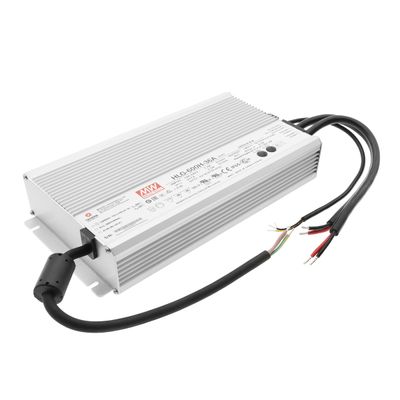 Suorakaiteen muotoinen hopeanvärinen LED-virtalähde, jossa on uurrettu muotoilu, merkkimerkki ja toisesta päästä ulottuvat moniväriset johdot valaistusratkaisuihin.