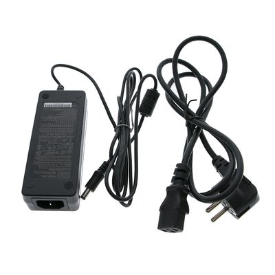 LED-valaistuksen virtalähde, kaksipistotulppa ja irrotettava kaapeli valaisimen luotettavaa kytkentää varten, valkoinen.