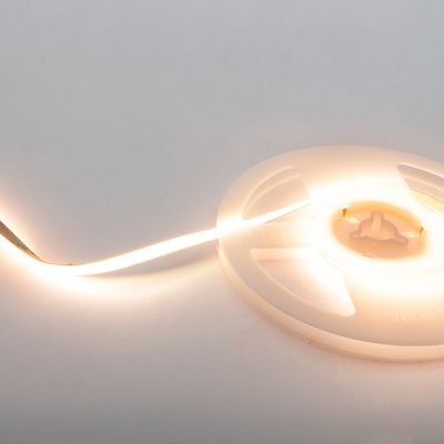 Kapea SOLO LED nauha valaistuna kelalla 3000K värilämpötilassa.