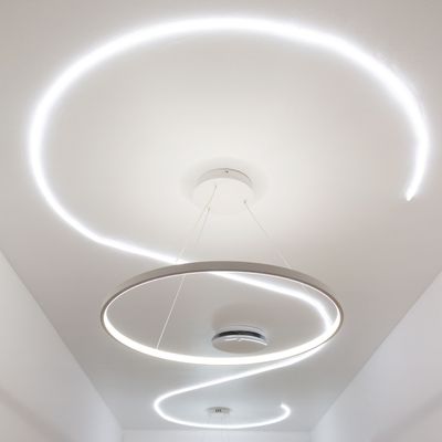 Modernien pyöreiden LED-kattovalaisimien spiraalikuvio valkoisella katolla parantaa nykyaikaista valaistussuunnittelua.
