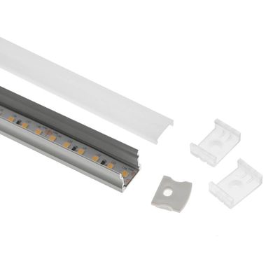 LED-nauhavalaisin alumiinikotelolla, diffuusorin kannella ja kahdella kiinnitysklipsillä valkoisella pohjalla energiatehokkaisiin valaistusratkaisuihin.