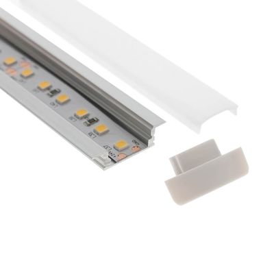 LED-nauhavalaisin alumiinikanavassa himmeällä kannella ja päätykappaleella, esittelee modernia valaistusta, joka on ihanteellinen korostusvalaistukseen.