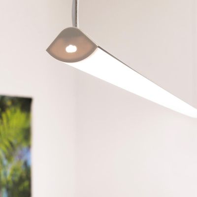 Moderni LED-kattovalaisin tyylikkäällä valkoisella muotoilulla, roikkuu huoneessa; vihreä taideteos näkyy osittain seinällä. Täydellinen tyylikkääseen kodin valaistukseen.