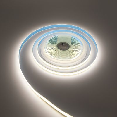 Lämmin hehkuva kierre LED-nauhavalospiraali tasaisella pinnalla, energiatehokas valaistusratkaisu koti- ja liiketiloihin.