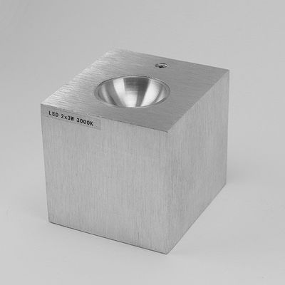 Moderni metallinen seinään asennettava LED-valaisin, minimalistinen muotoilu, kartiomainen upotettu pidike, 2x3W, 3000K lämmin valkoinen.