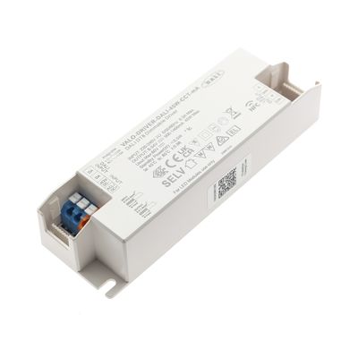 Lähikuva suorakaiteen muotoisesta valkoisesta LED-virtaohjaimesta, jossa on liittimet, merkitty teksti ja symbolit, jotka parantavat LED-valaistuksen energiatehokkuutta.