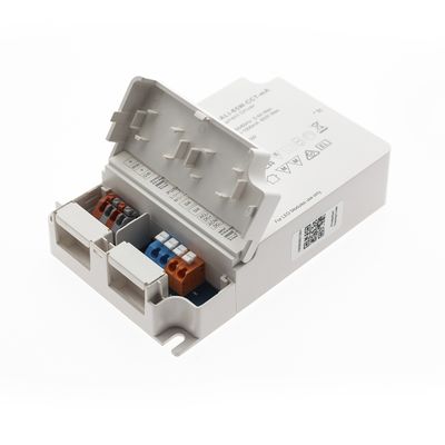 Harmaa sähkölaite avoimella kannella, paljastaen värikkäät liittimet ja merkityt lokerot; ihanteellinen LED-valaistusasennuksiin.