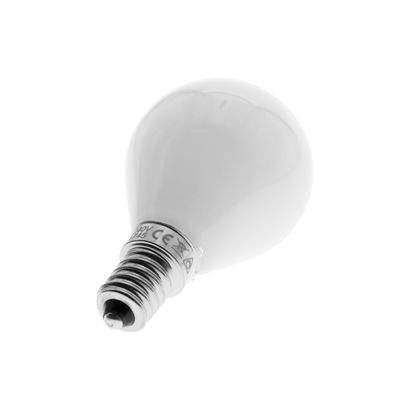 Hehkulamppu ruuvipohjalla valkoisella pohjalla - energiatehokas LED-valaistusvaihtoehto saatavilla myymälästämme.