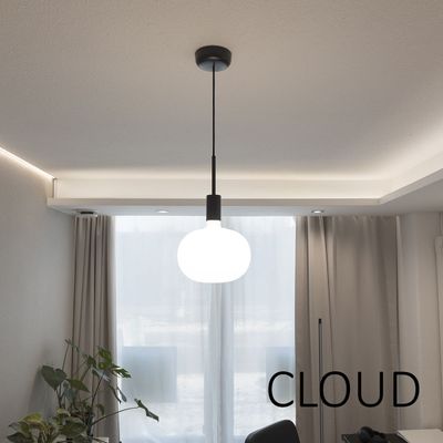 Nykyaikainen huone, jossa on globe-riippuva LED-valo, verhot, ruukkukasvit ja "CLOUD"-seinäkoristelu tyylikkääseen valaistukseen.