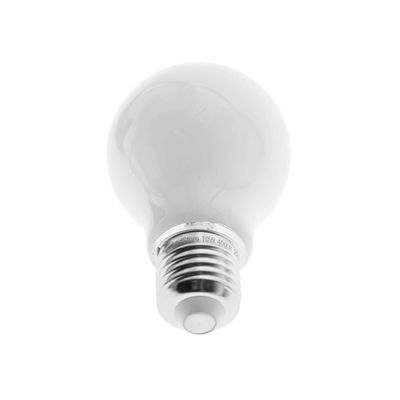 Pyöreä valkoinen LED-lamppu, jossa hopeanvärinen ruuvijalusta valkoista taustaa vasten, täydellinen energiatehokkaisiin valaistusratkaisuihin.