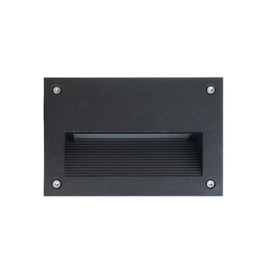 Vaihtoehtoinen teksti: Musta suorakaiteen muotoinen upotettu LED-seinävalaisin uurretulla muotoilulla ja neljällä kulmaruuvilla, ihanteellinen nykyaikaisiin valaistusratkaisuihin.