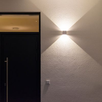 FUNK seinävalaisin valaistuna ulkoseinällä.