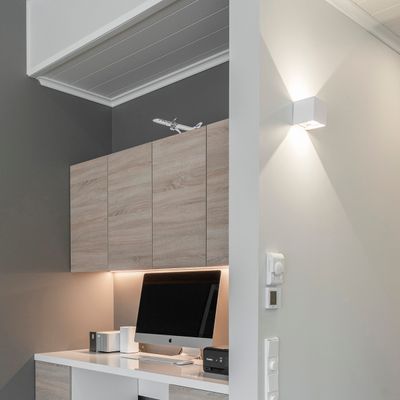 FUNK seinävalaisin valot päällä  seinällä.