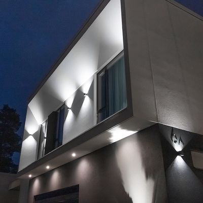 Useampi FUNK seinävalaisin valaistuna seinällä.