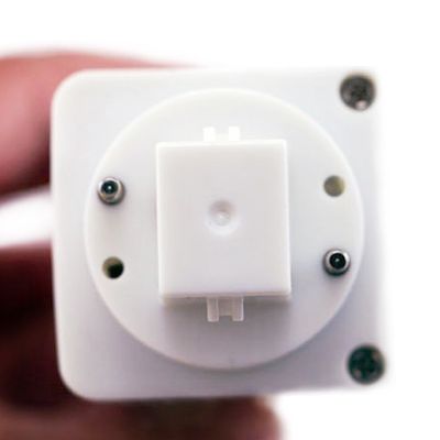 Lähikuva kädestä, jolla on ruuveilla varustettu LED-moduulikomponentti, korostaen yksityiskohtia ja ammattitaitoa. Täydellinen energiatehokkaisiin valaistusratkaisuihin.
