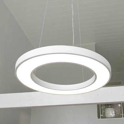 Moderni pyöreä riippuva LED-valaisin, joka valaisee minimalistisen huoneen kattoa, esittelee tyylikästä muotoilua ja energiatehokkaita valaistusratkaisuja.