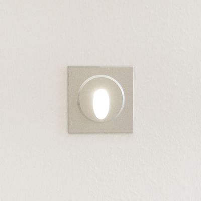 Neliön muotoinen upotettu seinävalaisin soikealla LED-lähteellä valkoisella seinällä - moderni valaistusratkaisu.