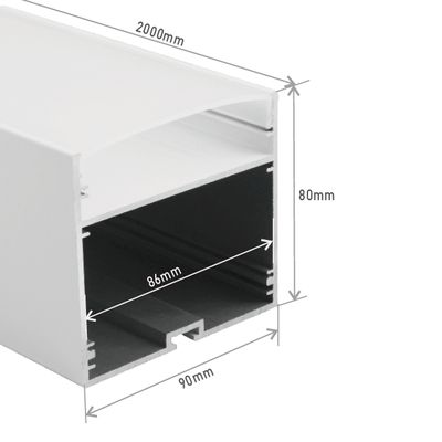 Kaavio valkoisesta suorakaiteen muotoisesta kanavasta LED-valaistukseen, mitat: 90x80x2000mm, sisäleveys 80mm. Ihanteellinen tehokkaisiin valaistusasennuksiin.