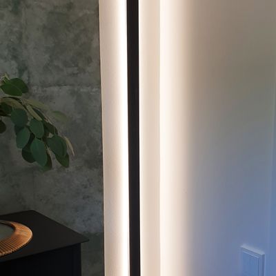 Musta profiili asennettuna pystyyn.