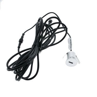 LED-yöreällä USB-portilla ja kiinnikkeillä, eristetty pyöreällä taustalla