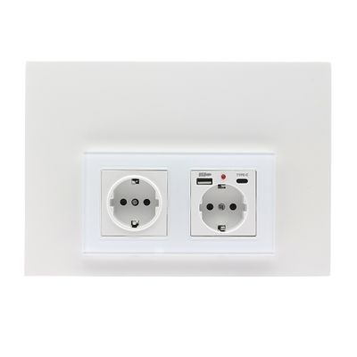 Valkoinen pistorasia LED-valaistusta varten, USB Type-A/Type-C-portit, Euro-pistorasiat. Ihanteellinen moderniin valaistukseen.