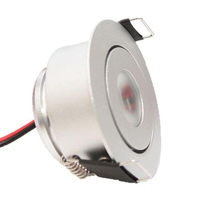 Lähikuva hopeanvärisestä upotettavasta LED-kattovalaisimesta kiinnitetyllä johdolla, joka on ihanteellinen nykyaikaisiin valaistusratkaisuihin.