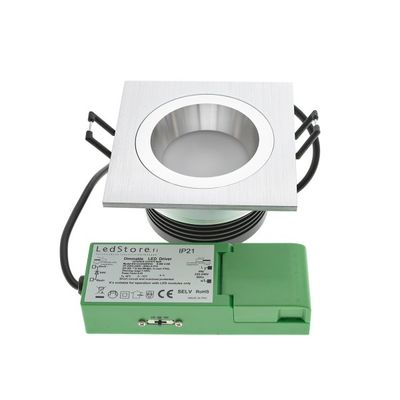 Neliönmuotoinen upotettu LED-kattovalaisin harjatulla metallilla ja vihreällä LED-elementillä - täydellinen moderniin, energiatehokkaaseen valaistusratkaisuun.