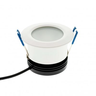 Pyöreä valkoinen upotettu LED-valo sinisillä pidikkeillä ja mustalla virtajohdolla. Energiatehokas valaistusratkaisu nykyaikaisiin koteihin ja yrityksiin.