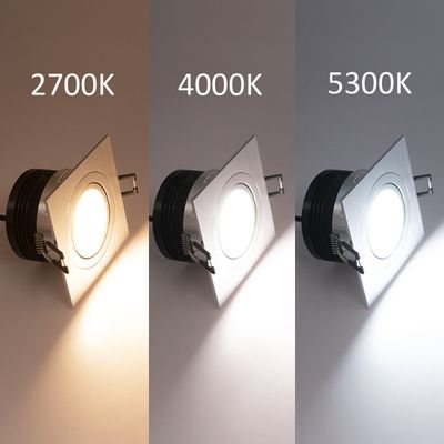 Kolme neliönmuotoista LED-valoa, joissa on lämmin valkoinen (2700K), neutraali valkoinen (4000K) ja kylmä valkoinen (5300K) vasemmalta oikealle.