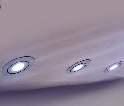 Modernit upotettavat LED-kattovalot valaisevat tyylikkään vaalean katon esitellen energiatehokkaita ja tyylikkäitä valaistusratkaisuja.