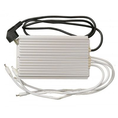 "Metallinen virtalähdesovitin rivoilla, mustalla johdolla ja kolmella valkoisella DC-pistokekaapelilla LED-valaistusratkaisuihin.