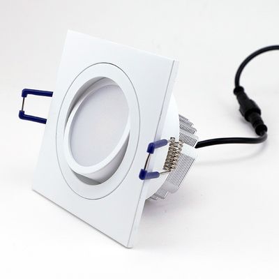 Neliönmuotoinen upotettu LED-valaisin, jossa on pyöreä paneeli ja johdot, ihanteellinen moderniin sisustukseen. Energiatehokas valaistusratkaisu.