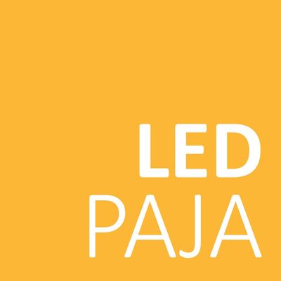 Keltainen tausta, jossa iso lihavoitu valkoinen teksti "LED PAJA" kahdessa rivissä mainostaa energiatehokkaita LED-valaistustuotteita.
