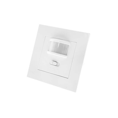Seinälle kiinnitettävä valkoinen LED-liiketunnistin, jossa on/off-kytkin energiatehokkaaseen valaistuksen ohjaukseen ja parannettuihin turvaominaisuuksiin.