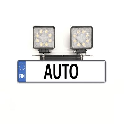 Lähikuva rekisterikilvestä, jossa lukee "AUTO", jonka yläpuolella nelikulmaiset LED-valot ja "FIN"-merkintä valkoisella taustalla.
