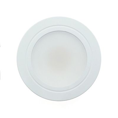 Pyöreä valkoinen LED-kattovalaisin himmeällä kannella, alhaalta katsottuna valkoista taustaa vasten. Ihanteellinen energiatehokas valaistus nykyaikaisiin sisätiloihin.