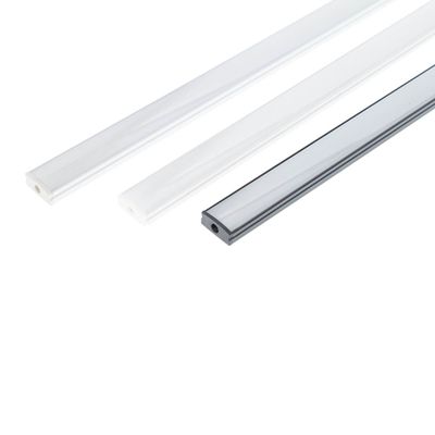 Kolme LED-nauhavalaisinta, valkoinen ja tummanharmaa, kulmanäkymä valkoisella taustalla; energiatehokas valaistus moderniin sisustukseen.