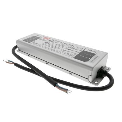 "Suorakulmainen metallinen LED-ohjain, johon on kiinnitetty musta kaapeli ja näkyvät johdot valkoisella pohjalla - täydellinen tehokkaaseen LED-valaistukseen.